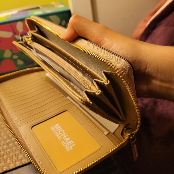 NWT Michael Kors Wallet - Picture 12 of 12